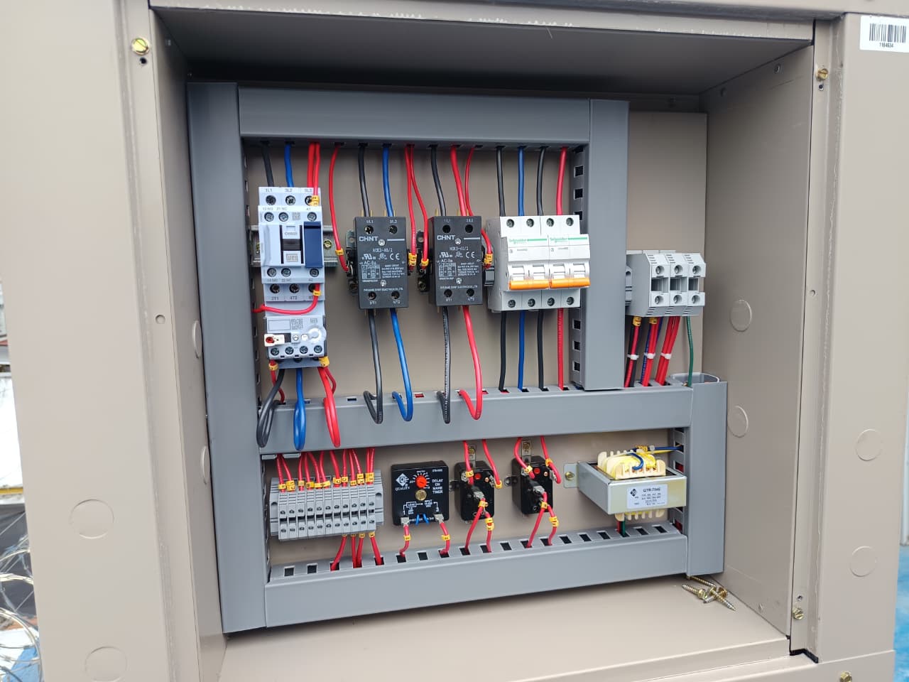 Tablero eléctrico de control con contactores CHNT, breakers Schneider, relé temporizador y transformador de mando con cableado tricolor